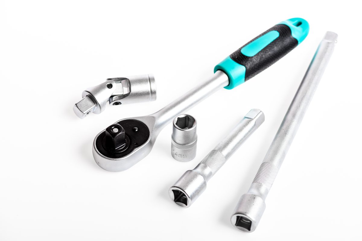 Ratchet wrench with universal joint, extension bars and socket